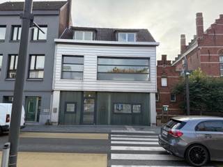 <p><strong>Ruime kantoor- of winkelruimte te huur – Centrum Mol</strong></p>
<p>📍 Gelegen op toplocatie in het hart van Mol, met uitstekende zichtbaarheid en achteringang naar openbare parking (achter de kerk). Deze instapklare ruimte is perfect geschikt voor kantoren, praktijk of handelszaak.</p>
<p><strong>Indeling gelijkvloers:</strong> Onthaalruimte (20 m²), afzonderlijk kantoor (24 m²), ruim landschapskantoor (100 m²), 2 bergruimtes (10 m² en 16 m²), extra kantoor (16 m²), keuken (17 m²) en toilet.<br /><strong>1e verdieping:</strong> Groot kantoor (38 m²) en badkamer met douche, lavabo en toilet.<br /><strong>2e verdieping:</strong> Drie polyvalente ruimtes (16 m², 25 m² en 11 m²).</p>
<p>✅ Meer dan 300 m² bruikbare ruimte<br />✅ Achteringang naar publieke parking<br />✅ Centrale ligging met veel passage<br />✅ Onmiddellijk beschikbaar</p>
<p>📞 Interesse? Neem snel contact op voor een bezoek en ontdek de mogelijkheden!</p>