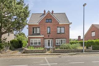 Welkom in deze charmante woning in het pittoreske Waasmunster. Deze ruime woning beschikt over vier slaapkamers en één badkamer, perfect voor...