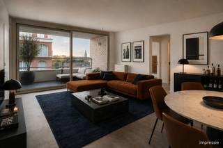 In de Bredastraat, vlak bij Park Spoor Noord, bevindt zich dit verzorgd appartement op de derde verdieping van een recent gebouw uit 2019 met lift. De ligging combineert een vlotte bereikbaarheid met alle dagelijkse voorzieningen in de directe omgeving, zoals winkels, openbaar vervoer en horecazaken.<br /><br />Het appartement is praktisch ingedeeld en geniet van veel natuurlijke lichtinval in de leefruimte. De open keuken sluit aan op de woonkamer en zorgt voor een aangenaam geheel. Verder beschikt het appartement over één volwaardige slaapkamer, een badkamer met inloopdouche en een inpandig terras dat extra buitenruimte biedt.<br /><br />Bij het appartement hoort bovendien een privatieve kelderberging. Een staanplaats kan afzonderlijk worden aangekocht, wat een duidelijke meerwaarde vormt op deze locatie. (27.500 euro)<br /><br />Dankzij het bouwjaar 2019 voldoet het appartement aan de hedendaagse normen op vlak van comfort en energiezuinigheid. Zo beschikt het over een gunstig EPC-label A en een conforme elektrische installatie. Ook het gebouw verkeert in uitstekende staat van onderhoud en de algemene kosten zijn bijzonder laag.<br /><br />Dit appartement is een interessante opportuniteit voor wie op zoek is naar een recente, instapklare woonst op een centrale ligging in Antwerpen, zowel voor eigen bewoning als investering.<br /><br />Voor meer informatie of een bezoek kan u contact opnemen via info@wellimmo.net of telefonisch op 03 225 00 68.<br /><br />Bekijk alvast de videotour, grondplan, gunstig EPC en de elektrische keuring via de Wellimmo-site (documenten)