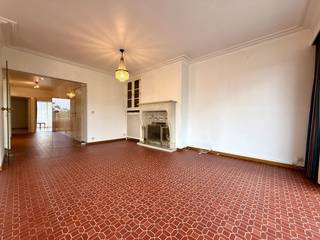 Dit ruim hoekappartement bevindt zich op de 4e verdieping, gelegen op wandelafstand van centrum Brugge. Indeling als volgt: ruime inkomhal...