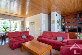 <p><span>Goed onderhouden bel-etagewoning met 3 slaapkamers nabij centrum Brasschaat</span></p><p><span> </span></p><p><span>Gelegen nabij het groen en de rust van natuurdomein"de inslag", op wandelafstand van de golf van Brasschaat en in de directe nabijheid van het centrum met een vlotte verbinding richting Antwerpen en Nederland, kan je deze goed onderhouden woning terugvinden. </span></p><p><span> </span></p><p><span>Het betreft een bel-etage woning met inpandige garage, een ruime inkomhal met vestiaire, een slaapkamer of multifunctionele ruimte met veel licht en een praktische wasplaats met toegang tot de tuin. Op de eerste verdieping treffen we een gastentoilet, een zeer ruime leefruimte met haard en een ruime geinstalleerde keuken met toegang tot terras en prachtig zicht over de tuin. Op de tweede verdieping zijn er twee volwaardige slaapkamers, een ruime badkamer en een bureel/hobbyruimte. </span></p><p><span> </span></p><p><span>EPC label E - renovatieplichtig</span></p><p><span>Toplocatie</span></p><p><span>Rolluiken</span></p><p><span>Geen maatregelen in het Vlaams Handhavingsplatform</span></p><p><span>Vele mogelijkheden</span></p><p><span> </span></p><p><span>Zin om de handen uit de mouwen te steken en je eigen thuis te creëren op een toplocatie? We begeleiden jullie graag.</span></p><p><span>Ook voor een waardebepaling van je eigen woning kan je bij ons terecht.</span></p><p><span> </span></p><p><span>Contacteer Immo Matrix-Kolum voor meer info en plan uw bezoek.</span></p><p><span> </span></p>