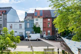 Gelegen in een rustige, kindvriendelijke straat én op slechts 10 minuten wandelen van het bruisende centrum van Gent, vind je deze verrassend...