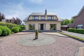 <p><span>Vrijstaande woning met 4 slaapkamers, ruime tuin en garage op een riant perceel van 9a99ca, rustig gelegen nabij het centrum van Maaseik. </span></p><p><span> </span></p><p><span>ALGEMEEN</span></p><ul><li><span>Open bebouwing</span></li><li><span>Bouwjaar: 1970</span></li><li><span>Perceeloppervlakte: 9a99ca</span></li><li><span>Kadastraal inkomen: €1.078</span></li><li><span>Voorzien van hardhouten ramen, gedeeltelijk voorzien van dubbele beglazing, gedeeltelijk enkele beglazing </span></li><li><span>Gedeeltelijk uitgerust met rolluiken</span></li><li><span>Verwarming: stookolie en een pelletkachel in de leefruimte. </span></li><li><span>Gelegen in een rustige, residentiële woonwijk op korte afstand van het stadscentrum van Maaseik</span></li></ul><p><span> </span></p><p><span>INDELING</span><span><br /></span><span>Gelijkvloers:</span></p><ul><li><span>Inkomhal</span><span> met toegang tot de leefruimte, polyvalente ruimte en een vaste trap naar de verdieping.</span></li><li><span>Leefruimte:</span><span> ruime, lichtrijke woonkamer met parketvloer en grote raampartijen die zorgen voor een fijne connectie met buiten. De woonkamer is tevens voorzien van een pelletkachel.  </span></li><li><span>Polyvalente ruimte, momenteel ingericht als zithoek, maar perfect inzetbaar als extra slaapkamer, bureel of hobbykamer. </span></li><li><span>Keuken:</span><span> voorzien van een tegelvloer en toegang tot de kelder. </span></li><li><span>Berging voorzien van</span><span> tegelvloer en aansluiting voor wasmachine en droogkast.</span></li><li><span>Badkamer 1:</span><span> voorzien van een wastafel, inloopdouche en toilet.</span></li><li><span>Sas m</span><span>et toegang tot het overdekte terras en tuin achteraan de woning.</span></li></ul><p><span> </span></p><p><span>Eerste verdieping:</span></p><ul><li><span>Nachthal met </span><span>toegang tot vier volwaardige slaapkamers en een tweede badkamer.</span></li><li><span>Slaapkamer 1 t.e.m. 4:</span><span> allen voorzien van linoleumvloer, inbouwkasten en verwarming.</span></li><li><span>Badkamer 2:</span><span> voorzien van een wastafel, douche, toilet en elektrische handdoekverwarmer.</span></li></ul><p><span> </span></p><p><span>Zolder:</span><span><br />Voorzien van glaswolisolatie – bereikbaar via zolderluik.</span></p><p><span> </span></p><p><span>Kelder:</span><span><br />De woning is gedeeltelijk onderkelderd en ingedeeld in vier praktische ruimtes, allen uitgerust met een gepolierde industrievloer. Hier bevinden zich onder andere de mazouttank (+/- 4800 liter), de CV-installatie en een kruipkelder.</span></p><p><span> </span></p><p><span>Buitenruimte:</span></p><ul><li><span>Voortuin:</span><span> Onderhoudsvrij aangelegd en voorzien van een automatisch hekwerk.</span></li><li><span>Achtertuin:</span><span> zuidelijk georiënteerd en uitgerust met een betegeld, overdekt terras en zitruimte uitgevoerd met rustieke materialen. </span></li></ul><p><span> </span></p><p><span>GARAGE</span><span><br />Vrijstaande garage, voorzien van automatische poort, industrievloer en een gedeeltelijke zolder voor extra opslagruimte.</span></p><p><span> </span></p><p><span> </span></p><p><span>Bent u op zoek naar een ruime en degelijke gezinswoning op een rustige, centrale locatie in Maaseik? Contacteer ons voor meer informatie of een bezichtiging via 089/56.06.91 of verkoop@janssennv.be.</span></p><p><span> </span></p>