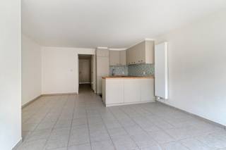 <p><span>instapklaar appartement op de </span><strong><span>1e verdieping</span></strong><span>, centraal gelegen in het centrum van Beerse.</span></p>
<p><span>Het appartement beschikt over:</span></p>
<ul>
<li><span>2 slaapkamers</span></li>
<li><span>Lichte woonkamer</span></li>
<li><span>Volledig uitgeruste keuken</span></li>
<li><span>Badkamer</span></li>
<li><span>Aangenaam terras</span></li>
</ul>
<p><span>Het appartement is </span><strong><span> vernieuwd in 2026</span></strong><span> en afgewerkt met oog voor comfort en modern woonplezier.</span></p>
<p><span>Dankzij de centrale ligging bevinden winkels, openbaar vervoer, scholen en andere voorzieningen zich op wandelafstand.</span></p>
<p><span>Interesse? Neem contact op voor meer informatie of een bezichtiging.</span></p>