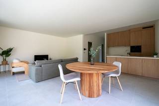Welkom in Residentie De Grote Laak - Een warme thuis in het hart van Testelt
In het charmante Testelt vind je De Grote Laak: een kleinschalige residentie van 18 prachtige, nieuwe assistentiewoningen te koop, gebouwd door familiebedrijf Dockx.
- Prachtige flats -
Ontworpen met oog voor licht, ruimte en aangenaam wonen. Deze instapklare woningen met 1 of 2 slaapkamers bieden 72 m² tot 124 m² aan wooncomfort. Ook buiten is het heerlijk vertoeven. De ruime, zonnige terrassen tot maar liefst 63 m² vormen een heerlijke verlenging van je woning en bieden alle ruimte om in alle rust van het buitenleven te genieten.
Wat De Grote Laak écht bijzonder maakt? Elke woning heeft een eigen privé-buiteningang. Geen lange gangen of het gevoel van een klassiek assistentiewoningencomplex, maar vooral extra privacy, vrijheid en het warme gevoel van écht thuiskomen.
- Tarieven assistentiewoning -
Een stijlvolle nieuwbouwwoning met 1 slaapkamer is beschikbaar vanaf € 275.494 excl. kosten. Voor een woning met 2 slaapkamers starten de prijzen vanaf € 334.871 excl. kosten.
Inbegrepen in de vaste diensten:
- Oproepsysteem met permanentie van Z-Plus
- Organisatie van crisis- en overbruggingszorg door Z-plus
- Begeleiding door woonassistent
- Organisatie van supplementaire zorg en diensten
- Gebruik van gemeenschappelijke ruimtes
- Videoparlofoon
Er is ook een mogelijkheid tot het kopen van een ondergrondse parking en/of berging.
- Zorg en welzijn -
De woonassistent fungeert als vast aanspreekpunt. Hij verwelkomt jou en maakt je wegwijs in het gebouw. Een vertrouwd gezicht dat vaak ter plaatse aanwezig zal zijn en steeds bereikbaar is voor vragen en bezorgdheden.
Voor de professionele ondersteuning vonden we in Z-Plus de ideale partner die dezelfde visie deelt. Zij bemannen dag en nacht de noodcentrale met een gespecialiseerd team. Zo is hulp nooit ver weg wanneer je die nodig hebt.
De ruime assistentiewoningen hebben alle wooncomfort voor actieve senioren en zijn onmiddellijk beschikbaar.
- Locatie: Rinusveld 2-16 te Testelt
- Centrale rustige ligging
- Oppervlaktes van 72m² tot 124m²
- Ruime terrassen (gemiddeld 30m²)
- Erkend door Agentschap Zorg&Gezondheid
- 12% BTW + vrijstelling OV voor 10 jaar
- Startprijzen excl. kosten vanaf €275.000,-
Hebben wij je interesse gewekt? Neem dan snel contact met ons op!
jolien@dockx.com
+32 14 37 75 73