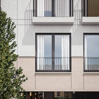 <p><strong>Hoogwaardig afgewerkte appartementen rond een betoverende stadstuin</strong><br />Een harmonieuze combinatie van stedelijke dynamiek en zalige rust. Het project bestaat uit 32 appartementen, verdeeld over drie gebouwen, wat zorgt voor een kleinschalige en geborgen sfeer.</p>
<p>De architectuur van Verhamme De Vel geeft het geheel een sterk karakter, geïnspireerd op de historische omgeving. Door de opdeling in woonvolumes op menselijke schaal krijgt het project een intieme uitstraling.</p>
<p>De tuin- en landschapsarchitectuur van Koen Aerts (Archi-verde) zorgt voor een gelaagd spel van groene haagranden en transparante boomkruinen: een prachtige, groene binnentuin — een zeldzame luxe in de stad.</p>
<p>Bovendien is het project uiterst duurzaam en toekomstbestendig, met een E-peil lager dan 20 en volledig fossielvrij.</p>
<p>Parking mogelijkheid en berging.</p>
<p>Aankoop onder 6% mogelijk alsook 100% vrijstelling onroerende voorheffing gedurende 5 jaar.</p>