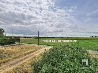 <p><span>Deze volledig te renoveren of af te breken woning bevindt zich op een prachtig perceel van maar liefst 45 are, gelegen in woongebied met landelijke karakter & agrarisch gebied aan de stadsrand van Scherpenheuvel.<br />De ligging vormt zonder twijfel één van de grootste troeven van deze eigendom. Zowel aan de voorzijde als aan de achterzijde geniet u van een open uitzicht over omliggende agrarische gebieden. <br />Hierdoor is de kans op bijkomende bebouwing in de directe omgeving uitgesloten, wat zorgt voor een blijvend gevoel van rust, ruimte en privacy. </span></p><p><span>Voor natuurliefhebbers is dit dan ook een uitzonderlijke locatie.<br />Tegelijkertijd geniet u hier van een uitstekende bereikbaarheid. Het centrum van Scherpenheuvel, met diverse winkels, diensten en voorzieningen, bevindt zich vlakbij. <br />Bovendien bereikt u in ongeveer 10 minuten de oprit van de E314, waardoor steden en omliggende regio’s vlot bereikbaar zijn.<br />De oorspronkelijke woning met bijhorende schuren dateert van 1949. Midden jaren ’90 werd er een nieuwe gevelsteen voor de bestaande woning geplaatst en werden er zowel aan de voorzijde als zijkant bijkomende volumes aangebouwd. <br />Het oorspronkelijke gedeelte van de woning is daarbij behouden gebleven.<br />Binnenin bevindt het pand zich momenteel in ruwbouwstaat. Er zijn geen binnenafwerkingen voorzien.<br />Dit biedt de toekomstige eigenaar de mogelijkheid om het geheel volledig naar eigen smaak en noden te renoveren of om een heropbouwproject te realiseren.</span></p><p><span>Bij heropbouw kan u mogelijk in aanmerking komen voor het verlaagde btw-tarief van 6%, wat deze opportuniteit extra interessant maakt.<br />Wenst u graag meer informatie of een plaatsbezoek in te plannen? Neem gerust contact op via 013 31 25 22 of mail naar <span>nathalie@immodiest.be</span></span><span>.<br />Wij helpen u met veel plezier verder in uw zoektocht naar uw nieuwe thuis.</span></p><p><span> </span></p>