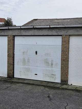 Te koop: 4 garages in verzorgd garagecomplex – afzonderlijk of in één lot<br /><br />In een rustig en goed bereikbaar garagecomplex gelegen te Brugsesteenweg 107-109 worden vier afzonderlijke garages aangeboden. Ideaal als investering, extra opslagruimte of veilige parkeerplaats.<br /><br />Kenmerken<br /><br />Afzonderlijk te koop of samen in één lot<br /><br />Stevige constructie en makkelijk toegankelijk<br /><br />Geschikt voor wagen, motor, fietsen of opslag<br /><br />Droog, veilig en onderhoudsvriendelijk<br /><br />Prijs<br /><br />Per stuk: 25.000 €<br />Bij aankoop van alle 4 samen: prijs bespreekbaar<br /><br />Interesse in één garage of het volledige lot? Neem gerust contact op voor meer informatie of een bezichtiging.