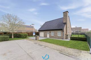 In het Schuttershof, een uiterst rustige en aangename wijk in Boezinge, vindt u deze instapklare alleenstaande woning. Dankzij de gunstige ligging bereikt u in enkele minuten het centrum van Boezinge en bent u bovendien snel onderweg naar Ieper of richting de kust voor een ontspannen weekend.<br /><br />Bij het binnenkomen via de inkomhal met apart gastentoilet komt u in de lichtrijke leefruimte. De vele raampartijen zorgen voor een aangename lichtinval en de houtkachel brengt extra sfeer en gezelligheid. Aansluitend bevindt zich de open, volledig uitgeruste leefkeuken, waar u geniet van een mooi zicht op de tuin. Via het schuifraam in de leefruimte heeft u bovendien een vlotte toegang tot het terras en de tuin. Naast de keuken bevindt zich de garage met praktische berging, en ook onder de trap is er extra opbergruimte voorzien.<br /><br />Op de eerste verdieping bevinden zich drie ruime slaapkamers. Daarnaast is er een badkamer met dubbele lavabo en inloopdouche, een apart toilet en een extra berging. Buiten geniet u van een ruime, volledig omheinde tuin met achteraan een tuinhuis. Dankzij de twee zijpoortjes is de tuin bovendien ideaal voor gezinnen met kinderen of huisdieren.<br /><br />Deze woning beschikt over tal van comfort- en energietroeven: Centrale verwarming op gas, een nieuw dak, spouwmuurisolatie, zonnepanelen met thuisbatterij, waterverzachter, conforme elektriciteit, een regenwaterput van 5.000 liter, overal zonnewering, asbestvrij attest en een gunstig EPC. Kortom, een perfect onderhouden en energiezuinige woning waar kosten noch moeite werden gespaard.<br /><br />Op zoek naar een instapklare woning in een rustige buurt in Boezinge? Neem vandaag nog contact op met ons en plan uw bezoek. Deze woning is absoluut een bezoek waard!