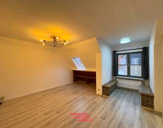 Dit charmante dakappartement, gelegen in een kleinschalig gebouw in het hart van Brugge, biedt 2 slaapkamers en een moderne, open leefruimte...