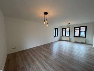 Ligging:<br />Dit gerenoveerd appartement is in het centrum van Kasterlee gelegen. Hierdoor zijn alle faciliteiten op korte afstand terug te vinden (scholen, winkels, openbaar vervoer).<br /><br />Beschrijving:<br />Het appartement bestaat uit:<br />- Inkomhal<br />- Ruime leefruimte met aansluitende, volledig uitgeruste keuken<br />- Badkamer met lavabo, badkamermeubel, douche en toilet<br />- 3 slaapkamers<br />- Groot terras<br />- Gemeenschappelijke buitenberging<br /><br />Extra:<br />- Onmiddellijk beschikbaar<br />- De huurprijs bedraagt 800 euro/maand<br />- EPC-Label C<br /><br />Uitsluitend via onze website www.vastengoed.be kan u een bezichtiging inplannen op de vooropgestelde bezoekmomenten. Voor andere vragen kan u het kantoor bereiken op het nummer 014 72 73 74