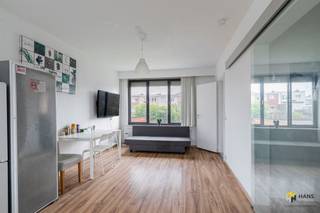 <p><span>Ruime woning (179m²) met 5 slaapkamers, 2 badkamers, dubbele garage en tuin in Kapellen.</span></p><p><span> </span></p><p><span>Dankzij de gunstige ligging nabij het dorpscentrum zijn er tal van winkels en horeca-aangelegenheden te vinden in de nabije omgeving. Het openbaar vervoer is goed vertegenwoordigd en het station van Kapellen is gemakkelijk te voet of met de fiets bereikbaar. Verder profiteer je hier van een vlotte verbinding tot de A12. </span></p><p><span> </span></p><p><span>De halfopen bebouwing is op te frissen, maar biedt tal van mogelijkheden dankzij de gunstige indeling en de grote beschikbare oppervlakte. Het dak is voorzien van zonnepanelen en de ramen beschikken over rolluiken. </span></p><p><span> </span></p><p><span>Je komt binnen in de ruime inkom-/traphal. Links heb je toegang tot de dubbele garage, goed voor een totale oppervlakte van 34 m². Ook zijn er op het gelijkvloers een kamer van 10 m², een eerste badkamer (4 m²) en apart gastentoilet te vinden. De noord-oost-georiënteerde tuin is 190 m² groot. </span></p><p><span> </span></p><p><span>Op de eerste etage situeert zich de woonkamer (28 m²) met achteraan aangrenzend de aparte keuken (6 m²) met basisuitrusting. Ook is er nog een (slaap)kamer van 8 m² te vinden aan de voorzijde. De bovenverdieping herbergt de overige slaapkamers van 7 m², 11 m² en 17 m² en de tweede badkamer (4 m²) met lavabo, douchecabine en toilet.</span></p><p><span> </span></p><p><span>Ben je op zoek naar een ruime woning met veel mogelijkheden? Mis deze kans niet! Bewoonbare opp. 179m² ref.: bruto vloeropp. Voor meer info of een gratis schatting surf naar www.hansimmo.be</span></p><p><span> </span></p>