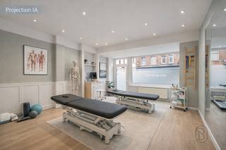 Gemengd gebouw ideaal gelegen in het centrum van Frasnes, met een groot potentieel.

Het bestaat uit een handelsruimte op het gelijkvloers met een mooie visibiliteit voor elk commercieel project. 
Op de verdieping bevindt zich een appartement, waardoor wonen en professionele activiteit op dezelfde locatie gecombineerd kunnen worden.

Het pand biedt interessante volumes en tal van indelingsmogelijkheden, zodat het volledig kan worden aangepast aan uw behoeften en project.

Centrale ligging, dichtbij alle voorzieningen en met een vlotte verbinding naar de autosnelweg.

Aantrekkelijke prijs – een ideale opportuniteit voor investeerders of zelfstandigen die hun project naar eigen wens willen realiseren.
Snel te ontdekken via: aurelie@immobeguin.be


