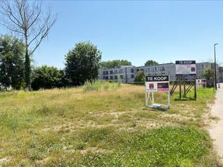 <p><span>PERCEEL BOUWGROND MET OPPERVLAKTE VAN 539 M² VOOR HALFOPEN BEBOUWING.</span></p><p><span>Het perceel is gelegen in het centrum van het landelijke Baardegem (Aalst), vlotte bereikbaarheid dankzij nabijheid N47.</span></p><p><span> </span></p><p><span>LOT 1 met een oppervlakte van 539 m² biedt de mogelijkheid tot het bouwen van een ruime halfopen bebouwing met een maximale gevelbreedte van 11,4 m.</span></p><p><span>De tuin is zuid-westelijk georiënteerd.</span></p><p><span> </span></p><p><span>Verkavelingsvoorschriften beschikbaar op aanvraag.</span></p><p><span>Kosten voor opmeting en plan ten bedrage van  800,00 exclusief btw ten laste van koper. </span></p>