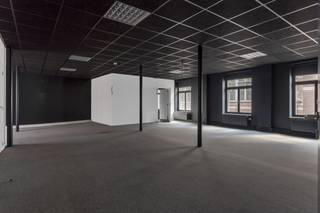 Een investeringskans met zeldzame erfgoedwaarde, op één van de meest strategische locaties van Antwerpen: in het iconische Hansahuis bevindt zich een polyvalente verdieping / authentiek bureel van 350 m², gelegen op een absolute toplocatie aan de Scheldekaaien en de Grote Markt.<br /><br />Het Hansahuis werd voltooid in 1903 en is een markant hoekgebouw op de as van de Ernest Van Dijckkaai, Suikerrui en Kaasstraat. Het werd ontworpen door Joseph Hertogs, één van de meest toonaangevende Antwerpse architecten van zijn tijd, en groeide uit tot een tastbare uitdrukking van de economische bloei die Antwerpen aan het begin van de 20ste eeuw kenmerkte. Vandaag geldt het gebouw als beschermd monument en als een herkenbaar baken binnen het historisch stadscentrum.<br /><br />De statige gevel en torenaccenten, rijke detaillering en het sculpturale karakter geven dit prachtige gebouw een uitstraling die tot op vandaag nog altijd indruk maakt. Dit is geen klassieke kantoorruimte, maar een eigendom met uitgesproken identiteit en een blijvende prestigewaarde.<br />Binnenin bevinden zich authentieke elementen zoals parketvloeren, houten lambriseringen en hoge dubbele deuren. De salons worden gecombineerd met meer eigentijdse werkplekken en vergaderruimtes. Die mix maakt het pand bijzonder geschikt voor wie zoekt naar een locatie met uitstraling, geschiedenis en functionele inzetbaarheid.<br /><br />Neem contact en ontdek het potentieel van dit uitzonderlijke eigendom.