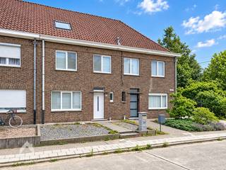 <p>Instapklare woning in de nabijheid van allerlei faciliteiten bestaande uit een inkomhal met afzonderlijk toilet, lichtrijke leefruimte met eet-en zithoek, uitgebouwde tuinkamer/polyvalente ruimte, was/bergplaats en een onderhoudsvriendelijke tuin met terras + tuinberging en uitweg langs te achterzijde (ideaal voor fietsen of privatieve oprit voor de wagen). Op het 1<sup>ste</sup> verdiep zijn 2 ruime slaapkamers, ingerichte badkamer (inloopdouche, lavabo en toilet) en een vaste trap naar de 2<sup>de</sup> verdieping die afgewerkt is met een 3<sup>de</sup> en 4<sup>de</sup> slaapkamer + berging.</p>
<p></p>
<p>Extra troeven:</p>
<ul>
<li>Energiezuinig</li>
<li>Conforme keuring elektriciteit</li>
<li>Dubbele beglazing (PVC) en CV op gas</li>
<li>Droge kelder</li>
<li>In de nabijheid van scholen, winkels en openbaar vervoer</li>
<li>Instapklaar</li>
</ul>
<p></p>
<p>Deze woning is te koop ZONDER makelaar via het concept van Smart Houses! Wenst u verdere inlichtingen of bezoek? Contacteer rechtstreeks de eigenaar via 0485/78.06.69</p>