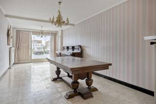 <p>Welkom in deze charmante woning in het hart van Kaprijke ! Deze prachtig gelegen eigendom biedt u alles wat u zoekt voor een comfortabel gezinsleven. Met 3 ruime slaapkamers op de eerste verdieping beschikt u over voldoende ruimte voor het hele gezin.</p><p>Het pand beschikt over een indrukwekkende woonruimte met groot potentieel voor renovatie en personalisering. De open begane grond biedt veel licht en mogelijkheden om naar wens in te richten. Via grote ramen kunt u genieten van zichten op het pittoreske dorpsplein van Kaprijke, een van de meest karaktervolle locaties in de streek.</p><p>Praktische voorzieningen maken het dagelijks leven aangenaam: de woning beschikt over een eigen garage met doorgang naar de tuin.</p><p>De ligging in Kaprijke is uitzonderlijk aantrekkelijk. U bent omgeven door dorpse charme en biedt directe toegang tot alle voorzieningen. Het dorpsplein met zijn groene open ruimte is perfect voor recreatie en burencontact. Deze centrale ligging betekent dat u tegelijkertijd rustig kunt wonen in een levendige gemeenschap. Met de oprit naar de N49 Knokke - Antwerpen op slechts 1 km afstand is deze woning ook qua bereikbaarheid uitzonderlijk goed gelegen.</p><p>Dit is een uitstekende gelegenheid voor starters, families of beleggers die op zoek zijn naar een solide basis met renovatiepotentieel. De woning nodigt uit tot creatieve herinrichting en modernisering naar uw persoonlijke smaak.</p><p>Gelieve bij interesse een email te sturen naar Info@maximm.be, tot binnenkort. </p>