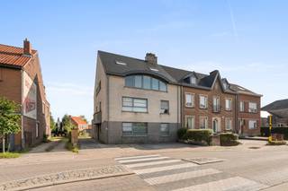 <p><strong>Instapklaar appartement in Steenokkerzeel met groot privatief terras.</strong><br />Dit verzorgd appartement uit 2004 combineert comfortabel wonen met een praktische ligging nabij openbaar vervoer en belangrijke invalswegen. De lichtrijke leefruimte sluit mooi aan op het ruime privatieve terras van maar liefst 30 m², ideaal om te ontspannen of gasten te ontvangen. Dankzij de efficiënte indeling en het EPC-label B geniet je van een energiezuinige woonomgeving. Bovendien vormt dit appartement ook een interessante investering met mooi verhuurpotentieel. Een uitstekende opportuniteit voor wie een appartement wil kopen in Steenokkerzeel.<br /><br /><u><strong>Belangrijkste ruimtes:</strong></u><br />• Woonkamer (23 m²) met veel lichtinval en toegang tot het terras<br />• Keuken (5 m²) met praktische indeling<br />• Slaapkamer (10 m²) met aangename ruimte<br />• Badkamer (5 m²)<br />• Groot privatief terras (30 m²)<br />• Kelderberging voor extra opslagruimte<br /><br /><u><strong>Troeven:</strong></u><br />• Instapklaar appartement uit 2004<br />• Groot privatief terras van 30 m²<br />• Interessant als investering met verhuurpotentieel<br /><br />Meer informatie of een bezoek met Margaux Mulkers? Contacteer ons via +3223351114<br />JOUW DROOMAPPARTEMENT. ZO GEVONDEN!</p>