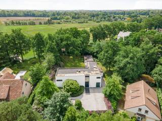 Luxueuze moderne villa op een prachtig perceel van ca. 2.856 m², gelegen in een doodlopende straat met achterliggende weilanden!De gelijkvloerse...