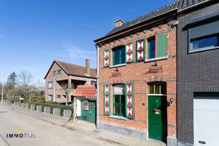 Deze authentieke, charmevolle, op te knappen woning is uitermate gunstig gelegen langsheen de Scheldedijk en beschikt over volgende...