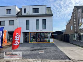 Handelsgelijkvloers commercieel gelegen aan de A12 met grote glaspartij aan de voorzijde en zijkant. Ideaal als kantoorruimte. Ingericht met...