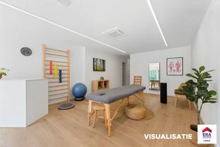 t;Recent gerenoveerd (2021) handelspand te koop in het bruisende hart van Oostrozebeke! <br /><br /><u><strong>Topligging</strong></u>!<br /><br /><u><strong>SCHERPE VANAFRIJS !!!</strong></u><br /><br />Droom jij van een eigen zaak op een plek met veel passage en zichtbaarheid? Dan is dit jouw kans!<br /><br />Dit instapklaar handelspand bevindt zich op een absolute toplocatie in het centrum van Oostrozebeke. Vlakbij tal van winkels zoals de bakker, slager, bank, gezellige horecazaken én het openbaar vervoer. Je klanten vinden je makkelijk!<br /><br /><u><strong>Indeling</strong></u>:<br />De handelsruimte zelf is lichtrijk en uitnodigend, met een open oppervlakte van 35 m² die je volledig naar eigen smaak kan inrichten. Achteraan vind je nog een handige berging van 11 m² met aansluitingen voor wasmachine en droogkast – ideaal als extra stockageruimte. Verder is er ook een apart toilet met sas voorzien.<br /><br /><u><strong>Troeven</strong></u>:<br />- Volledig gerenoveerd in 2021<br />- Instapklaar en modern<br />- Perfecte commerciële ligging<br />- Veel natuurlijke lichtinval<br />- Vlakbij alles wat je nodig hebt!<br /><br />Dit pand heeft enorm veel mogelijkheden! Is het voor een schoonheidssalon, praktijkruimte, kantoorruimte,... alles is nog mogelijk zonder grote investeringen!