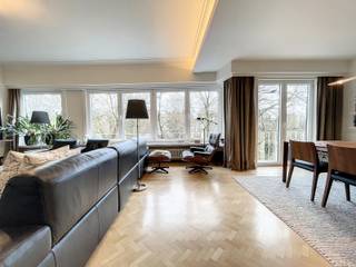 Ligging:Dit ruim en charmant appartement is gelegen aan het Zuid te Gent. Van hieruit heeft u een prima verbinding zowel naar de uitvalswegen...