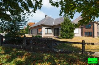 +++ Liedekerke -Velodroomstraat 230 +++<br />Gelegen in een rustige residentiële woonwijk, biedt Vastgoedkantoor Immo-Team u deze ruime, solide, te renoveren 4-gevelwoning aan.<br />Via de inkomhal met apart toilet, komt u binnen in de ruime lichtrijke leefruimte met zicht naar straatzijde, zijtuin en terras. Het gelijkvloers omvat daarnaast nog een keuken, badkamer met ligbad en 3 slaapkamers. De zolder is bereikbaar via een vaste trap in de garage, is uitgevoerd met betonvloeren en uitbreidbaar met extra kamers of polyvalante ruimte.<br />De oprit biedt parkeerplaats aan meerdere wagens.<br />Alle info op kantoor. Aarzel niet ons te contacteren via info@immoteam.be of 0478/059 069