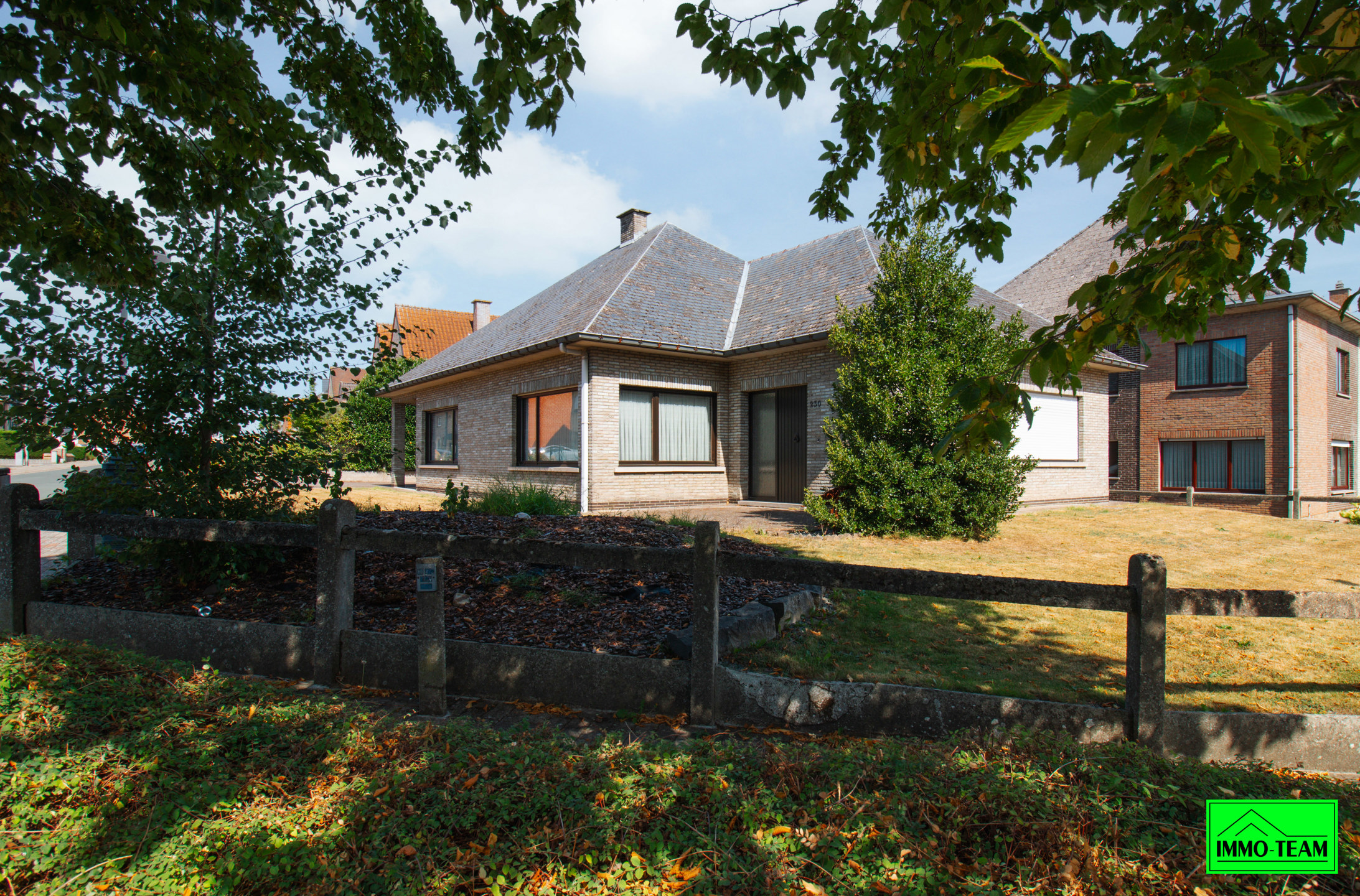 4-gevel woning in residentiële woonwijk - foto 1