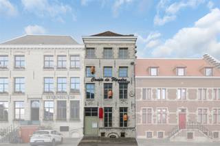 <p><span>Ontdek de allure van het verleden in het historische handelspand "Comte De Flandre" te koop in Oudenaarde. Een unieke kans voor ondernemers die streven naar topkwaliteit vastgoed. Dit betoverende pand combineert een KMO-gedeelte met een weelderige vergader- en ontmoetingszaal, een ruim appartement op de tweede verdieping, en een buitengewone loft op de bovenste verdieping met een panoramisch uitzicht op Oudenaarde's historische gebouwen. Met bewaarde elementen uit de 15de eeuw straalt dit gerenoveerde gebouw grandeur uit. De achtertuin herbergt een charmant "koetshuis" met uitzicht op het water. Ontdek de onbegrensde mogelijkheden van dit historisch juweel, volledig in lijn met alle voorschriften. Een investering in geschiedenis en stijl wacht op de juiste visionair!</span></p>