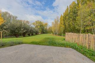 HERZELE - Ontdek <strong>Woonpark Truweel</strong>, een uniek woonproject in het hart van Herzele met 18 Bijna-Energie-Neutrale (BEN) woningen. Hier geniet je van toekomstgericht comfort, energiezuinig wonen en een aangename groene leefomgeving.<br /><br />
<h3><strong>Comfortabel &amp; toekomstgericht wonen</strong></h3>
Elke woning is uitgerust met de <strong>nieuwste technologieën</strong> voor een <strong>maximaal wooncomfort</strong> en een minimaal energieverbruik: geothermische warmtepomp met koeling, zonnepanelen, vloerverwarming in alle leefruimtes, ventilatiesysteem D met warmterecuperatie, regenwaterput, laadvoorziening voor elektrische wagen,... De woningen zijn <strong>licht, ruim en functioneel ingedeeld</strong> met hoogwaardige afwerking. Elke woning beschikt over een <strong>privéparkeerplaats </strong>en een aparte berging, ideaal voor fietsen, tuinmateriaal of extra opslagruimte.<br /><br />
<h3><strong>Samen genieten van groen &amp; ruimte</strong></h3>
Geniet van het beste van twee werelden: een <strong>ruime gemeenschappelijke tuin</strong> waar bewoners kunnen ontspannen, samenkomen of kinderen veilig kunnen spelen en <strong>een privé terras</strong> bij elke woning voor je eigen rustmomenten. Daarnaast is er een <strong>polyvalente ruimte</strong> op het domein, perfect als ontmoetingsplaats, coworking plek, of voor gemeenschappelijke activiteiten.<br /><br />
<h3><strong>Centrale ligging &amp; slimme investering</strong></h3>
Dankzij de uitstekende verbindingen ben je in een mum van tijd in <strong>Aalst, Zottegem of Gent</strong>. Zo woon je rustig en groen, zonder in te boeten op mobiliteit. Door het gunstig E-peil geniet je bovendien van korting op de onroerende voorheffing gedurende de eerste vijf jaar. <br /><br />Kortom: wonen zoals het hoort. Duurzaam, comfortabel en verbonden!<br /><br />Ontdek jouw nieuwe thuis vandaag! <br />Bel ons voor meer informatie of een bezoek: <strong>053 / 60 65 60</strong>.