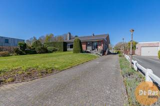 ERPE - Deze stevige open bebouwing (type bungalow) met zijn zeer verzorgde uitstraling, kan u vinden op een centrale ligging te Erpe. Deze woning, welke zeker nood heeft aan enige opfrissing, werd steeds perfect werd onderhouden. Daarnaast biedt deze woning met zijn enorme benutbare oppervlakte heel wat mogelijkheden zowel binnen als buiten. Het perceel met zijn mooie straatbreedte en zijn totale oppervlakte van +/- 17 are is daarbij zeker een extra pluspunt.<br /><br />Naar indeling beschikt de woning over een aparte inkomhal met gastentoilet, een zeer ruime en lichtrijke woonkamer, een volledig geïnstalleerde keuken, een praktische bergruimte, een ruime nachthal, 4 slaapkamers, een functionele badkamer en een ruime inpandige garage voorzien van een sectionale poort. Daarnaast beschikt de woning nog over een droge kelder en een zeer ruime zolder (geïsoleerd op de vloerplaat) welke nog heel wat uitbreidingsmogelijkheden biedt. Naar comfort toe is de woning voorzien van dubbele beglazing en centrale verwarming (stookolie).<br /><br />Extra troeven aan deze woning zijn de enorme parkeerplaats naast en achteraan de woning welke ideaal kunnen zijn voor de kleine zelfstandige. Daarnaast is het bijhorend perceel rechts van de woning ideaal voor wie van diertjes houdt of een extra leuke tuinzone voor de kinderen.<br /><br />in de directe omgeving bevinden zich scholen, buurtwinkels, openbaar vervoer, invalswegen en E40.<br /><br />Kortom bent u op zoek naar een solide open bebouwing met 4 slaapkamers en mooie tuinzone, welke u volledig naar uw eigen smaak kan vormgeven en tevens gelegen uitstekende en vlot bereikbare locatie, aarzel dan niet en maak snel uw afspraak! Voor meer info of bezoek 053/60.65.60.<br /><br />De vermelde prijs is een richtprijs. Na ontvangst van de biedingen beslist de verkoper vrij om al dan niet over te gaan tot verkoop en aan welk bod. De richtprijs is niet bindend.
