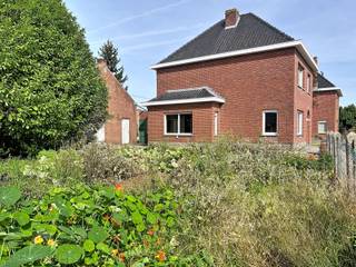 <p>Te renoveren alleenstaande woning op een perceel van 656m² in Veldegem. De woning omvat een leefruimte, eetkamer, keuken, 3 slaapkamers, dressing, badkamer, berging, wasplaats, kelder en een ruime zolder van ca. 30 m².</p>
<p>Buiten beschikt de woning over een ruime tuin van ca. 400 m², die volledig opnieuw aangelegd dient te worden. Daarnaast zijn er 2 garages en 2 parkeerplaatsen aanwezig.</p>
De woning is te renoveren en biedt een goede basis voor wie een woning naar eigen wensen en normen wil vernieuwen. Dankzij het ruime perceel en de open bebouwing zijn er verschillende mogelijkheden.<br /><br />Extra troeven<br /><br />
<ul>
<li>droge kelder</li>
<li>regenwaterput van 2000 l</li>
<li>zolder met potentieel voor extra kamers</li>
<li>recent nieuwe ramen en rolluiken (deels)</li>
<li>ruime garage/werkplaats (inrijhoogte 2m40), smeerput en extra grote zolder</li>
<li>nabij school, winkels en belangrijke invalswegen</li>
<li>openbaar vervoer op wandelafstand</li>
<li>2 volle verdiepen met betongewelven</li>
</ul>
<br />Deze woning is te koop ZONDER makelaar via het concept van Smart Houses. Wenst u verdere inlichtingen of een bezoek? Contacteer rechtstreeks de eigenaar via +32499463902