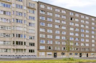 Indeling:verdieping 2:- inkomhal met veiligheidsdeur- berging- apart toilet- woonkamer- keuken met toegang- overdekt terras met schuiframen (ca. 4m²)- slaapkamer 1 met ingemaakte kasten (ca. 17m²)- gerenoveerde badkamer- slaapkamer 2 (ca. 9m²)verdieping 0:- gemeenschappelijke fietsenberging- gemeenschappelijke afvalberging- privatieve kelderberginglocatie: Dit instapklaar appartement te huur is gelegen in de Camille Huysmanslaan, in de gegeerde Expowijk. ideaal gelegen op wandelafstand van winkels, openbaar vervoer, parken.bijzonderheden:- 2 slaapkamers- lift- gunstige EPC-score (B)- in de gegeerde Expowijk- gemeenschappelijke fietsenberging- privatieve bergingDe vaste kosten bedragen 175 euro per maand voor de kosten van de gemene delen, incl. water en verwarming.Bent u geïnteresseerd in deze woning te huur?Aarzel dan niet om een bezoekaanvraag in te dienen via onze website via de daar voorziene rode balk.Wenst u uw eigendom ook te koop of te huur te stellen? We helpen u graag verder. Steeds tot uw dienst om u verder te helpen met al uw vragen over vastgoed.