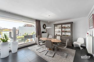 Op een rustige en gegeerde ligging nabij de jachthaven van Blankenberge bevindt zich deze instapklare duplex in een kleinschalige residentie. De woning combineert een rustige omgeving met een uitstekende ligging nabij de jachthaven, de zeedijk, het centrum, winkels en horeca.<br /><br />Met een bewoonbare oppervlakte van 119 m² beschikt de duplex over een ruime en lichtrijke leefruimte met zithoek en eetruimte, een moderne keuken met veel opbergruimte en een aanpalende berging. Verder zijn er drie volwaardige slaapkamers en een ruime badkamer met inloopdouche. Het terras met zicht vormt een aangename extra troef.<br /><br />De residentie dateert van 2006 en omvat slechts vier entiteiten. Bovendien zijn er geen syndickosten, wat zorgt voor extra lage maandelijkse lasten. De woning beschikt over een gunstig EPC B en een conforme elektrische installatie. Verder zijn er een privatieve zolder en een gemeenschappelijke fietsenberging aanwezig. En er bestaat bovendien de mogelijkheid om een garagebox in hetzelfde gebouw aan te kopen.<br /><br />Dankzij de combinatie van ruimte, comfort en een uitstekende ligging is deze duplex ideaal als vaste woonplaats, tweede verblijf of investering aan zee.<br /><br />Aarzel niet en plan vandaag uw bezoek nog in.<br /><br />