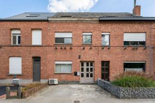 <p><span>Deels gemoderniseerde woning met 3 slaapkamers in Sint-Katelijne-Waver, vlakbij het bruisende Mechelen.</span></p><p><span> </span></p><p><span>Deze veelzijdige woning, momenteel opgedeeld in twee appartementen, biedt tal van mogelijkheden zoals bv. eigen bewoning, co-housing, kangoeroewonen of investering. Het gelijkvloerse appartement met een oppervlakte van 59 m² omvat een gezellige woonkamer met open keuken, een badkamer en een slaapkamer die rechtstreeks uitgeeft op de aangename tuin. Op de eerste verdieping bevindt zich het duplexappartement met een oppervlakte van 106 m² met een lichtrijke leefruimte, open keuken, badkamer en veranda. De tweede verdieping omvat een nachthal, twee volwaardige slaapkamers, een technische berging en een ruime zolderberging. De ligging is een absolute troef: centraal in Sint-Katelijne-Waver, op een boogscheut van Mechelen, en in de nabijheid van scholen, winkels, sport- en ontspanningsmogelijkheden. </span></p><p><span> </span></p><p><span>Dankzij de vlotte bereikbaarheid via openbaar vervoer, treinstation, belangrijke verbindingswegen en de fietsostrade bent u bovendien snel in zowel Brussel als Antwerpen. Een unieke kans voor wie op zoek is naar een woning of investering met potentieel, op een toplocatie.</span></p><p><span> </span></p><p><span>Bezoek enkel na afspraak, vrijblijvende info op kantoor: 015/755 444 of <span>info@immovercammen.be</span></span><span>  </span></p><p><span> </span></p>