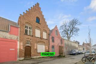 Dit eigendom biedt een uitzonderlijk potentieel en is uitermate polyvalent. De achterliggende percelen worden momenteel gebruikt als carports en bieden plaats voor talloze wagens, wat de veelzijdigheid van het geheel benadrukt. Een belangrijke troef is het recht van doorgang via de naastgelegen woonst, waardoor de gronden vlot bereikbaar zijn.<br /><br />Dankzij de omvang en configuratie van het perceel is het ideaal voor verschillende invullingen. Het eigendom kan ontwikkeld worden tot een project, of u kan een ruime stadswoning creëren met een uitzonderlijk grote tuin. Ook als investering biedt dit pand tal van mogelijkheden. Een dergelijke oppervlakte in het hart van Brugge is uiterst zeldzaam en biedt kansen die niet snel opnieuw beschikbaar komen.<br /><br />Met een centrale ligging, ruime toegankelijkheid en diverse mogelijkheden voor inrichting of ontwikkeling, vormt dit eigendom een unieke kans voor projectontwikkelaars, investeerders of particulieren met een duidelijke visie.<br /><br />