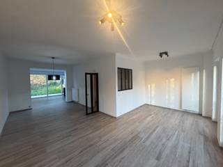 Volledig gerenoveerde halfopen bebouwing, ideaal gelegen aan de St-Jobsteenweg 66 in Ukkel, recht tegenover het natuurreservaat Kinsendael. De woning is verdeeld over drie verdiepingen en biedt ruime volumes en een uitstekende lichtinval. Ze beschikt over een ruime woonkamer en eetkamer, een moderne volledig uitgeruste keuken, vier comfortabele slaapkamers en drie badkamers. Daarnaast zijn er twee wasruimtes. Buiten geniet u van een tuin van ca. 105 m² met terras, ideaal om volop van mooie dagen te genieten. Een afgesloten garage met laadpunt voor een elektrische wagen vervolledigt het geheel, evenals een tweede parkeerplaats in de oprit. Instapklare woning, zorgvuldig gerenoveerd, die moderniteit, functionaliteit en een gegeerde ligging in Ukkel combineert.