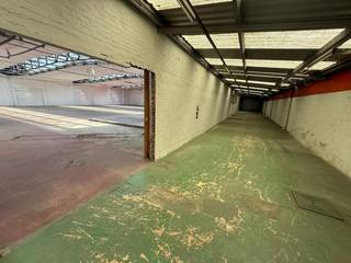 Magazijn op zeer centrale ligging.  Kan samen gehuurd worden met het commercieel gelijkvloers aan de voorzijnde.Het magazijn geniet een oppervlakte...