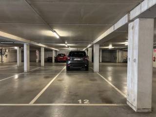 Deze autostaanplaats (nr.12) is geschikt voor een stadsauto, elektrische bakfiets, motorfietsen etc. en beschikt over volgende afmetingen:<br />Lengte: 5m<br />Breedte: 2,30m<br />Geen laadgelegenheid voor elektrische auto<br /><br />Heeft u interesse en wenst u een bezoek ter plaatse in te plannen? Aarzel niet ons te contacteren op het nummer 03 337 50 70 of surf naar www.vbvastgoed.be.