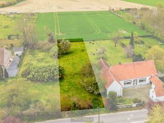 <strong>CHARMANTE BOUWGROND</strong> voor <strong>HALFOPEN BEBOUWING</strong> met landelijke ligging in het <strong>PITTORESKE HOREBEKE</strong>. Dit perceel van <strong>CA. 631M²</strong>, met een breedte van ca. 12 meter en een diepte van ca. 50 meter, vormt de ideale basis voor wie een <strong>RUIME ÉÉNGEZINSWONING</strong> wil realiseren in de Vlaamse Ardennen. De bouwvoorschriften laten een <strong>VOORGEVELBREEDTE VAN ONGEVEER 9 METER</strong> toe, met een maximale bouwdiepte van 15 meter op het gelijkvloers en 12 meter op de verdieping. Zowel een hellend als een plat dak is mogelijk, en ook een <strong>BIJGEBOUW TOT 40 M²</strong> behoort tot de mogelijkheden. De oriëntatie met zuidoostelijke voorgevel en noordwestelijke tuin biedt <strong>AANGENAME LICHTINVAL EN EEN FIJNE TUINBELEVING</strong>. Gelegen langs de Korsele geniet u hier van een <strong>RUSTIGE, GROENE WOONOMGEVING</strong> met <strong>VLOTTE VERBINDINGEN NAAR OUDENAARDE EN OMLIGGENDE GEMEENTEN</strong>.<br /><br />Adres: Korsele links nst nr. 11 te Horebeke<br /><br />Geen bouwverplichting; P-score: B