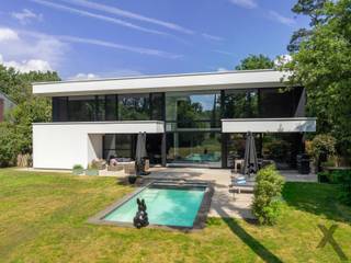 Ontdek de ultieme luxe in deze energiezuinige villa, gelegen op een indrukwekkend perceel van 2.339 vierkante meter in het groene Zoersel, vlakbij het gezellige centrum van Sint-Antonius en op wandelafstand van het Zoerselbos. Gebouwd in 2019, biedt deze woning niet alleen comfort, maar ook een uitzonderlijk E-peil van 15, wat bijdraagt aan een duurzame levensstijl en  vanzelfsprekend lage energiekosten.

Met maar liefst 510 vierkante meter aan bewoonbare oppervlakte, wordt u verwelkomd in een ruime leefruimte die naadloos overgaat in de open keuken, voorzien van alle moderne comfort. De eetruimte wordt verlicht door een spectaculaire lichtstraat in de vloer, zodoende de volledige kelder ook kan genieten van daglicht. Grote ramen bieden een panoramisch uitzicht op de zonnige terrassen en de uitgestrekte tuin, perfect voor buitenactiviteiten en ontspanning. Naast de keuken vindt u een praktische bijkeuken/wasplaats, een koele berging en een ruime garage voor twee wagens.

Op de eerste verdieping valt het hoogwaardig maatwerk in de overloop meteen op, evenals de glazen ballustrade die uitkijkt op de leefruimte beneden. De ruime overloop is perfect geschikt om een bureel te plaatsen, afgezonderd maar toch met directe connectie tot de benedenverdieping.Drie royale slaapkamers en twee prachtige badkamers maken deze verdieping helemaal af.

Een ware verrassing bevindt zich in de volledig ingerichte kelder, ideaal voor gebruik als vierde slaapkamer, kantoor of praktijkruimte. Deze ruimte is uitgerust met sanitair en een kitchenette, waardoor de mogelijkheden eindeloos zijn.

Buiten geniet u van een luxe zwembad en een multifunctioneel bijgebouw, perfect als ontspanningsruimte en opslagruimte. High-end domotica (Loxone), vloerverwarming en vloerkoeling zorgen voor optimaal comfort.

Mis deze unieke kans niet! Neem vandaag nog contact op voor een bezichtiging van deze prachtige villa in Zoersel.