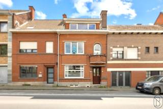 Ruime burgerwoning met tuin en 2 garages, op een boogscheut van centrum Ronse. Indeling: inkomhal met trap, gezellige leefruimte, charmante...