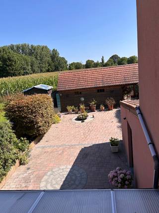 Op een perceel van 3 are bevindt zich deze 3-gevelwoning.<br />De woning beschikt over een aangename leefruimte en diverse praktische leefruimtes, ideaal voor gezinnen of mensen die op zoek zijn naar extra opslagruimte of hobbyruimte. Op de gelijkvloers bevindt zich een gezellige living, ruime keuken, een badkamer en een lichtrijke veranda met uitzicht op de tuin.<br />Verder is er een praktische kelder aanwezig. De woning telt 2 slaapkamers, de ruime zolder biedt bijkomende mogelijkheden voor het creëren van extra slaapkamers, een bureau of hobbyruimte.<br />Buiten geniet u van een grote terrras, een grote tuinhuis van 28 m2 en een aparte berging van 22 m2, wat zorgt voor tal van mogelijkheden op vlak van opslag, werkruimte of hobby’s.