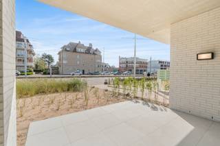 Geniet van luxe en duurzaamheid in dit prachtig nieuwbouwappartement op wandelafstand van de zee. De royale living met moderne open keuken vormt een lichtrijk geheel, dat naadloos aansluit op het grote terras voor een optimaal vakantiegevoel. Dit energiezuinige appartement is klaar voor de toekomst dankzij een EPC A-attest en geothermische verwarming. Met twee ruime slaapkamers, een praktische aparte berging en een gemeenschappelijke fietsenberging is aan alle comfort gedacht. Bovendien is er de mogelijkheid tot de aankoop van een garage. Een unieke kans op een stijlvolle en zorgeloze thuis aan de kust!