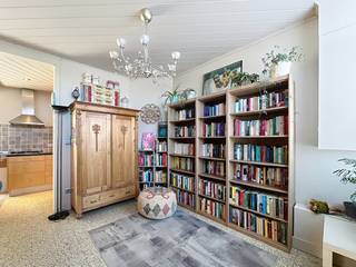 Bent u op zoek naar een gezellige woning op een toplocatie? Deze charmante stadswoning uit 1900 in het centrum van Deinze is een echte buitenkans. Gelegen in de Kattestraat woont u hier nabij scholen, winkels, openbaar vervoer en op slechts 10 minuten wandelen van het recreatiedomein De Brielmeersen.De woning onderscheidt zich door verschillende recente vernieuwingen. In 2016 werd het volledige dak vernieuwd, waarbij ook de nodige isolatie en nieuwe dakpannen werden geplaatst. Recent, in 2026, werd een nieuwe badkamer geïnstalleerd. Daarnaast is de gevel fris geschilderd en het terras netjes aangelegd.Bij het betreden van de woning komt u in de lichtrijke leefruimte. De aanwezige gaskachel zorgt hier voor een efficiënte en gezellige verwarming. De aansluitende ruimtes zijn praktisch ingedeeld, waardoor de 100 m² aan bewoonbare oppervlakte optimaal wordt benut. Op de eerste verdieping bevinden zich twee slaapkamers en een dressing.Kortom, of u nu zoekt naar een nieuwe thuis voor uzelf of een waardevaste investering, deze woning, vinkt alle vakjes af.De eigendom wordt aangeboden via de Pre-sale formule. Op 13/05/2026 tussen 16:00 en 18:00 kan u de woning op afspraak komen bezichtigen en een bod uitbrengen. De vermelde prijs is een instelprijs. Voor meer info, gelieve contact op te nemen met de dossierverantwoordelijke.Bestuursmaatregelen in het maatregelenregister: nee