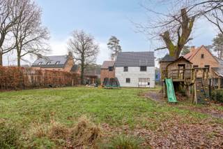 Op een boogscheut van het centrum van Sint-Job-in-'t-Goor vinden we deze nog af te werken ruime villa terug met een ideale zuid-west oriëntatie. De...