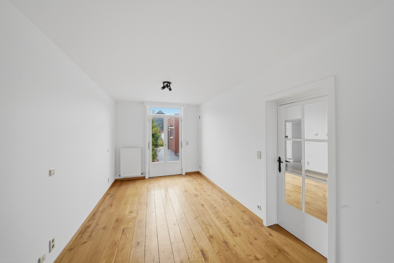 Karaktervolle instapklare hoekwoning met inpandige garage en zonnige stadstuin - foto 4