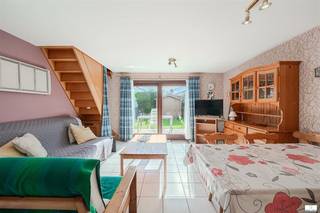 Charmante vakantiewoning te koop op het rustige vakantiedomein Krokopark in Middelkerke.De woning geniet van een rustige ligging en beschikt over een private tuin.Op het gelijkvloers vindt u een gezellige woonkamer met open keuken.Via het schuifraam heeft u rechtstreeks toegang tot de aangename private tuin.Verder beschikt het gelijkvloers over een badkamer en een praktische berging.Op de eerste verdieping bevinden zich twee volwaardige slaapkamers.De woning biedt hiermee een ideale indeling voor gezellige vakanties met het gezin.Een private parking zorgt bovendien voor extra comfort.Een ideale uitvalsbasis om te genieten van de kust en de omgeving van Middelkerke!