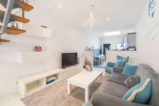 <p>Deze stadswoning combineert een centrale ligging met een praktische indeling en drie volwaardige slaapkamers. Dankzij de ligging in een levendige en goed bereikbare buurt geniet u van winkels, scholen en openbaar vervoer op korte afstand. De woning dateert uit de periode 1875-1899 en beschikt over aangename leefruimtes met veel mogelijkheden voor wie een huis in Gent wil kopen. De ruime keuken en lichtrijke leefruimte zorgen voor een comfortabele woonomgeving. Een compacte koer biedt bovendien een extra buitenruimte in hartje stad.</p>

<p> </p>

<p>Belangrijkste ruimtes:<br />• Woonkamer (29,3 m²) met aangename leefruimte en veel lichtinval<br />• Keuken (19,04 m²) met ingemaakte kasten en toestellen<br />• Badkamer (9,7 m²) met ligbad, enkele wastafel en aansluiting voor wasmachine en droogkast<br />• Slaapkamer (12,52 m²)<br />• Slaapkamer (12,16 m²)<br />• Slaapkamer (12,42 m²)<br />• Koer (1,2 m²)</p>

<p>Troeven:<br />• Centrale ligging in Gent nabij station, scholen en openbaar vervoer<br />• 3 volwaardige slaapkamers<br />• Karaktervolle woning met praktische indeling</p>

<p>Neem vandaag nog contact op met je ERA-makelaar voor een bezoek. JOUW DROOMHUIS. ZO GEVONDEN!</p>